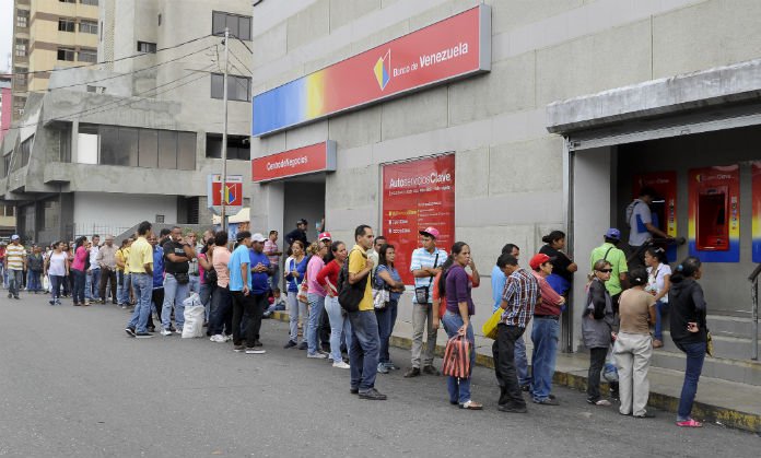 Resultado de imagen para venezuela colas en bancos del estado